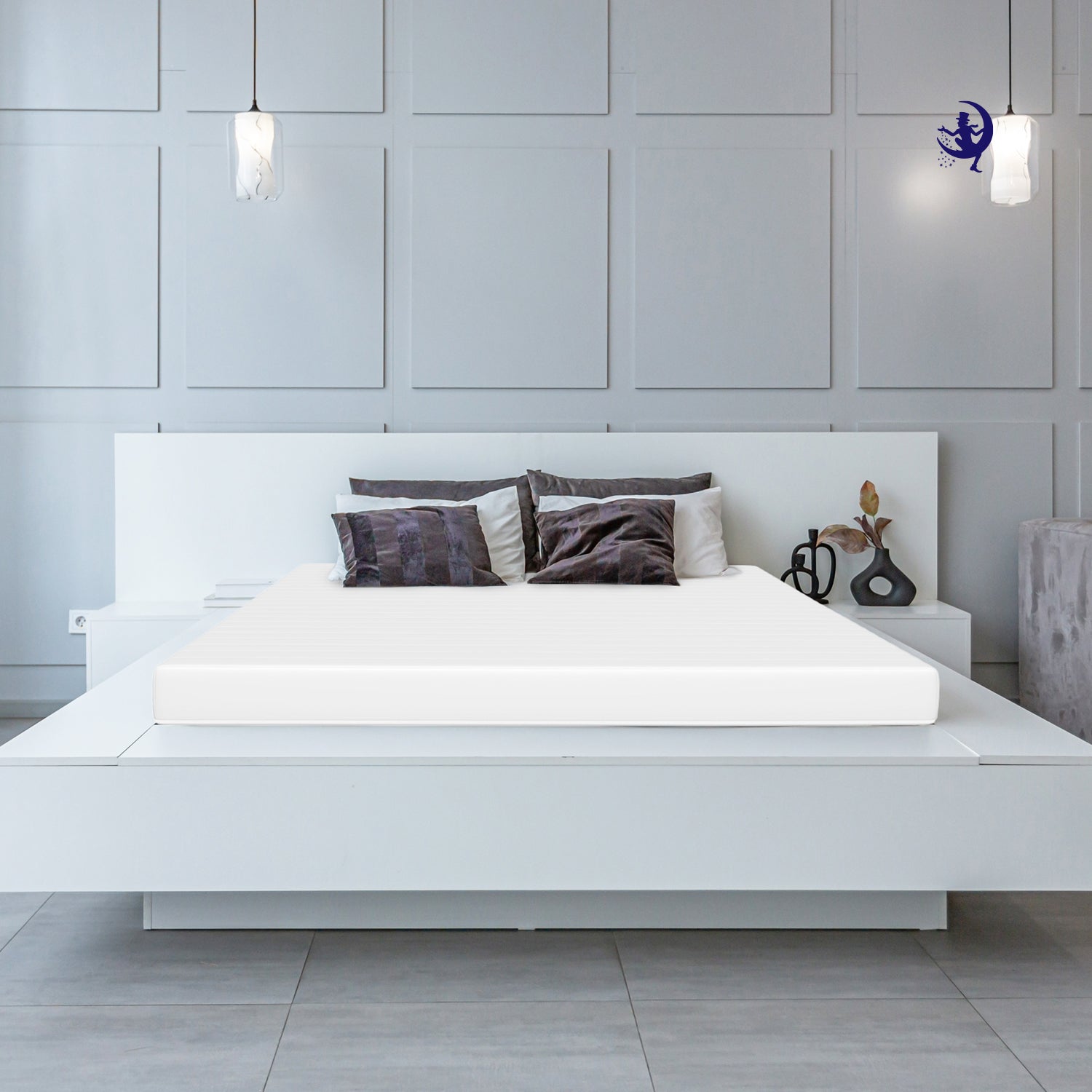 Moderne Schlafzimmer-Szene mit platzsparender Komfortmatratze und stilvoller weisser Einrichtung für ruhigen Schlaf