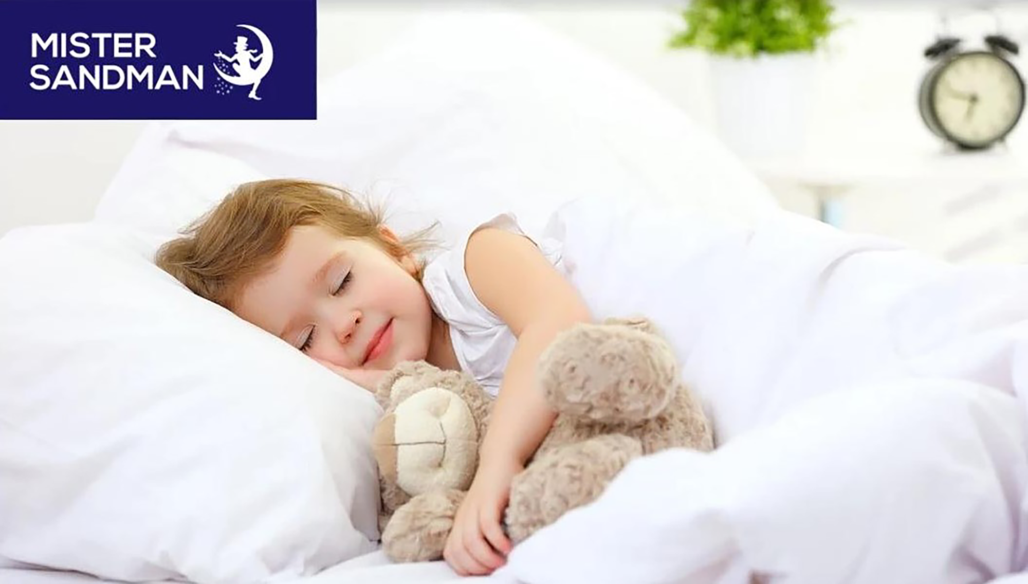 Glueckliches Kleinkind schlaeft auf einer 60x120 cm Babymatratze mit weichem, waschbarem Bezug – ideal fuer sicheren Schlaf