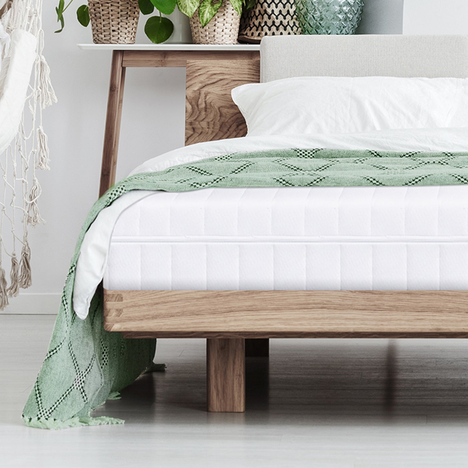Bequeme Kaltschaum-Wendematratze in stilvollem Schlafzimmer mit Holzrahmen und Naturdeko für entspannten Schlaf